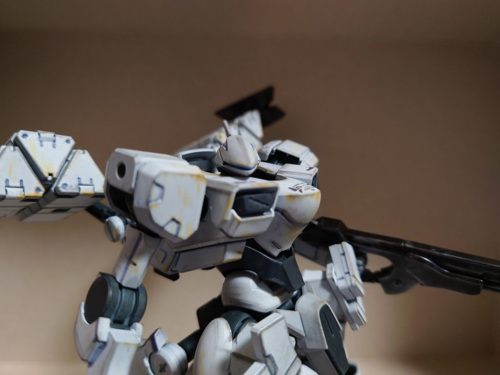 背負いものが重いので自立は難しいのでスタンド必須です短期でテログループの拠点制圧が目的のカスタム機のイメージスプレー缶とウェザリングマスターでの塗装になります。