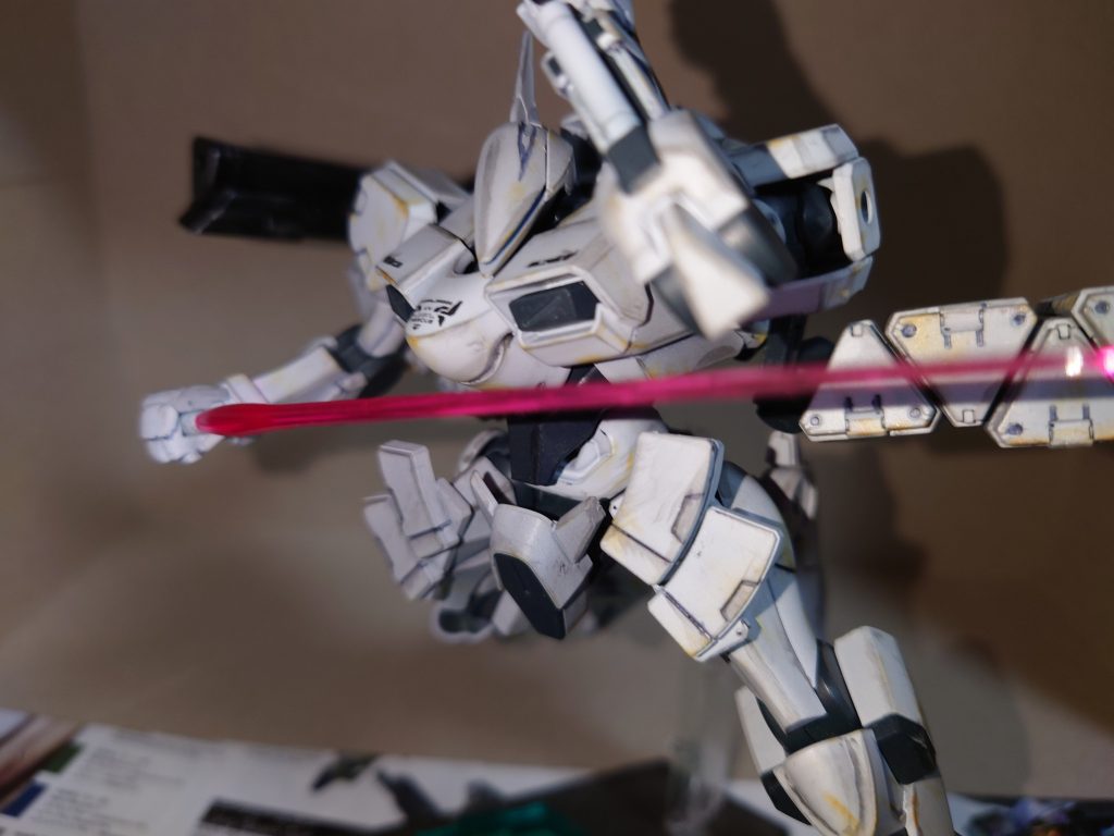 ACではないのでビームサーベルも使うミサイルポッドはアームの可動で位置を上下できる