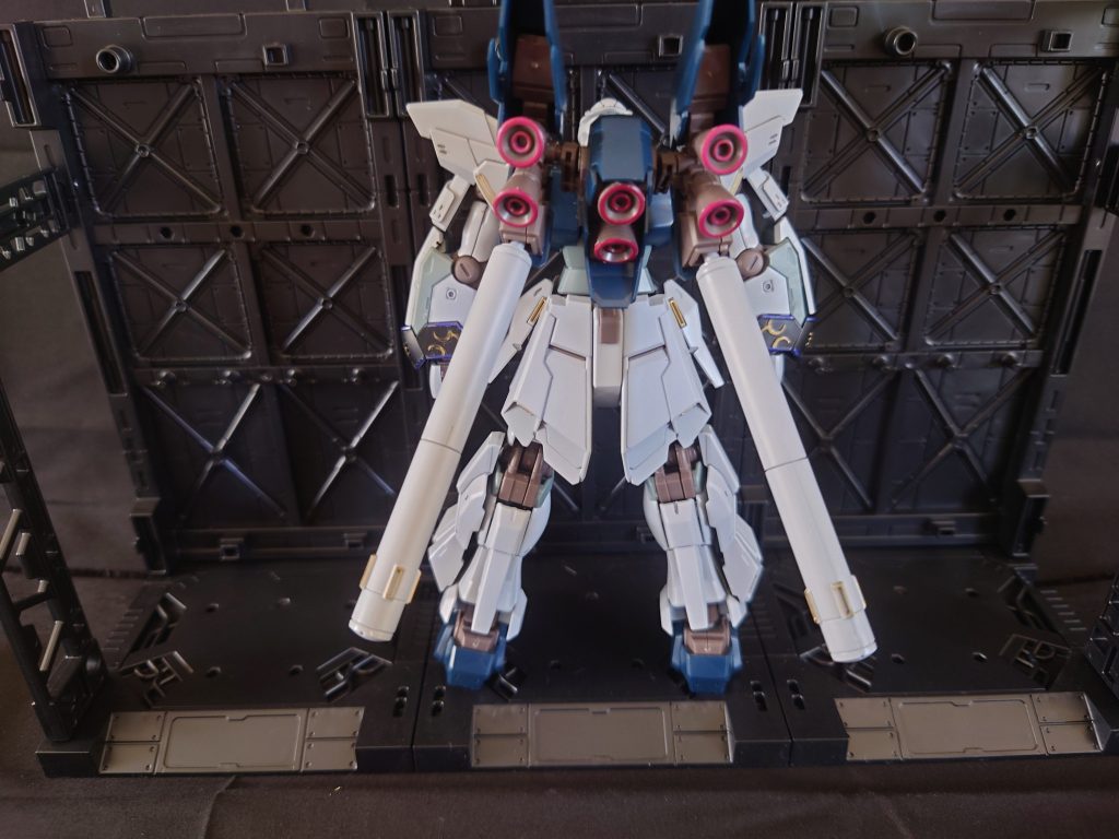 元々が落ち着いた配色だったため、それを損なわないように縁部をメタヴァイオレット。紋様をゴールドで仕上げてみました。