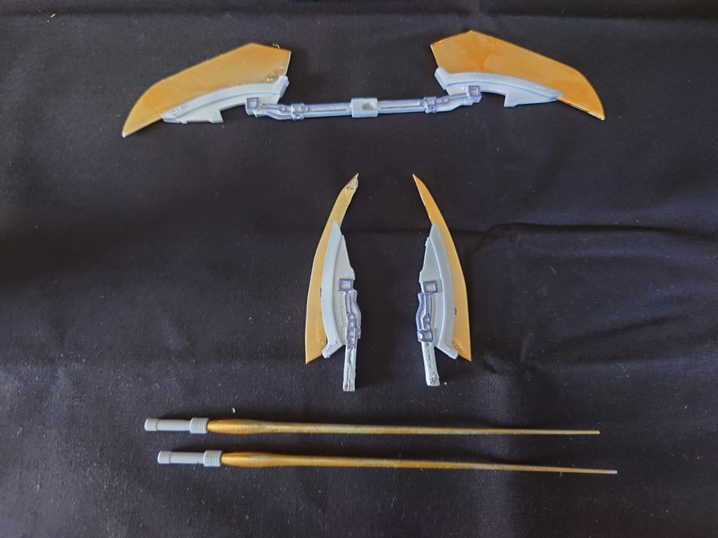 余った赤シナンジュの余剰パーツにプラ板をスクラッチして2000番仕上げ・サフ吹き・シルバー下地で塗装。刀身はイエローゴールドにしてみました