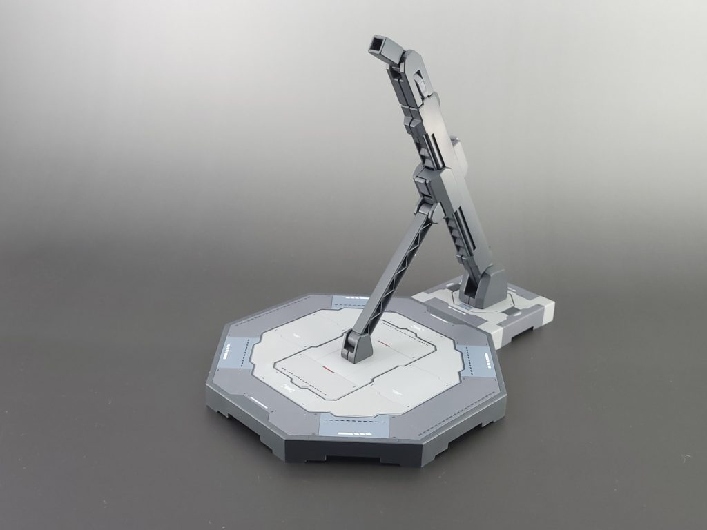 キット付属のスタンドは不要な支柱取付穴を埋めて全塗装、デカール貼り付けしました。