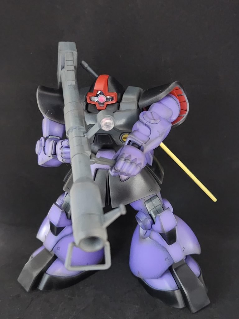 バズーカポーズ。肉厚で重厚な体つきがたまりません。