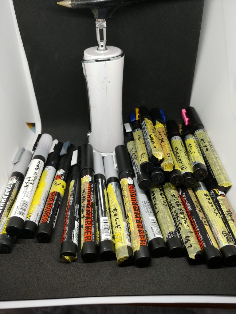調色ガンダムマーカーもかなり増えて来ました。(多分、もう少しあります。)よく使うのはリピートする色も。左側の５本位は水性ホビーカラーの[inﾏｰｶｰ]ガンダムマーカーエアブラシシステムでもまだやっていけます😊