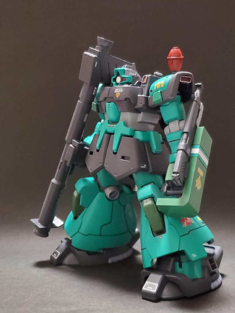 今回、初入手したHGUCドム・トローペン❕どう仕上げようかと悩んでいましたが、プロトタイプリック・ドムIIを調べたら姿形がほぼ一緒👀✨普通に作るよりはと思い、公式画像を元にしカラーリング変更を加えエマァ・ダイス少尉の機体として制作しました👊✨古いキットなので当然のように合わせ目消しを行い、リック・ドムらしくスラスター、バーニアを増強👍武器は付属のラケーテンバズは、いかにもトローペンっぽいので未開封のリック・ドムIIのラケーテンバズとマシンガンをありがたく頂戴し装備😅💦ショートシールドはジャンクのザクR-1から流用しました~✴️