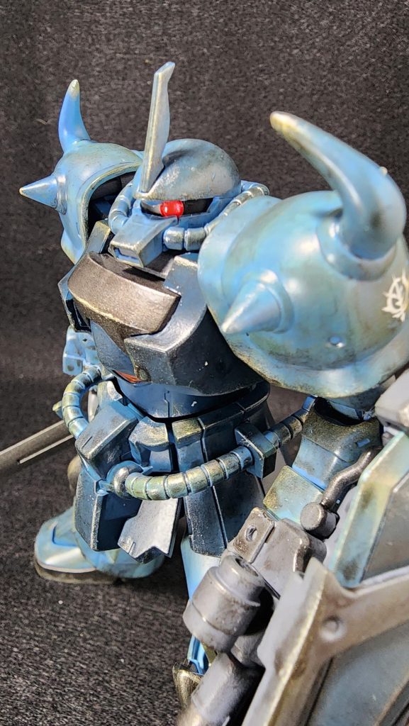 拡大して撮影加工部分はアンテナをシャープ化し、肩アーマーは合わせ目消し。モノアイはシールの上からUVレジンを塗り立体感を出しました。