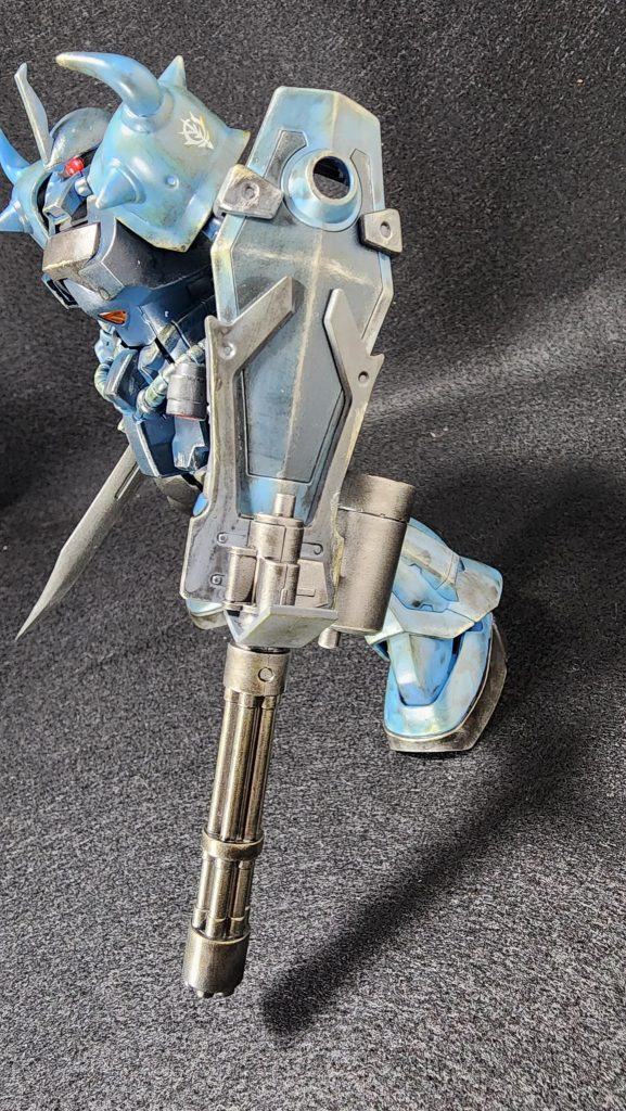 最大の特徴ともいえるシールドガトリング最初は全部アイアンウォリアーで塗ろうと思っていましたが、製作時にアニメを見返すとガトリング本体とフレームは違う色になっている事に気付きガトリング本体はアイアンウォリアー、フレームはメカニカススタンダードグレーと塗り分けました。写真では分かりづらいですが銃身回りにアバドンブラックをドライブラシで塗り、煤を表現してみました。