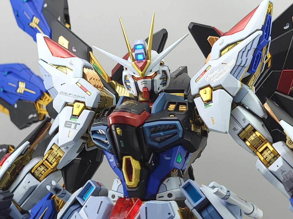 メインカメラ、ツインアイは蛍光塗料で発光。