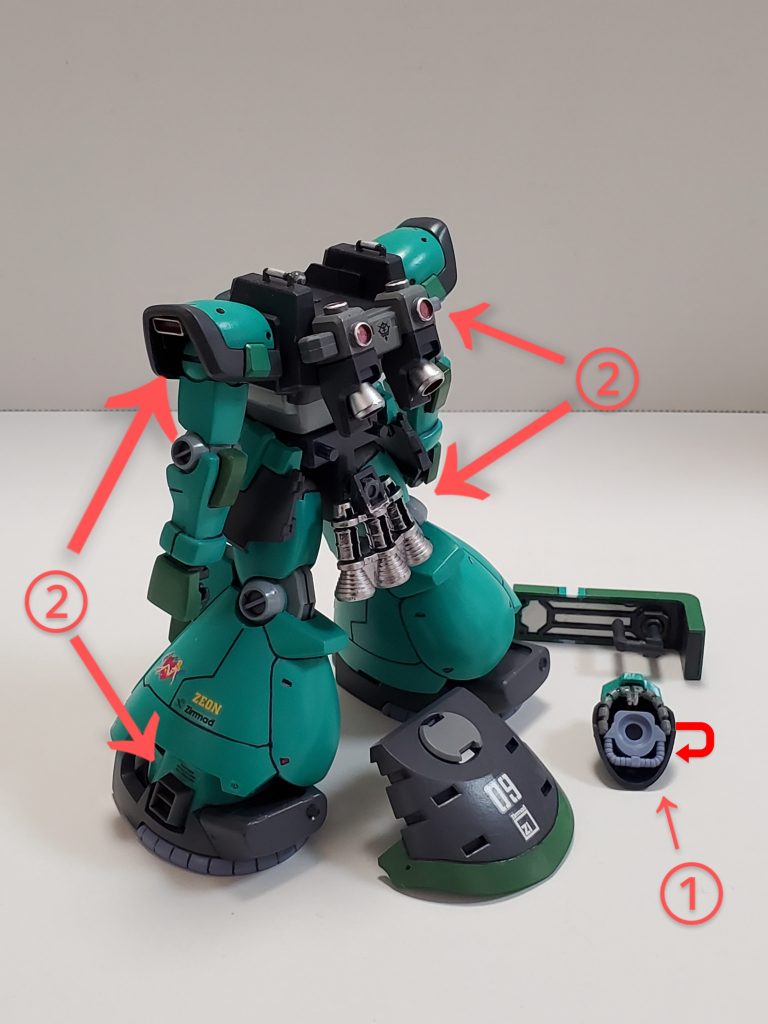 そして、今回の改修ポイント~🤩①トローペンの頭部は普通に作ると襟元の空間がありすぎと感じたため、首が前に出るように改修しました✨画像は頭部を下から見たものです❕内部のグレーのパーツを反対に取り付け、支点をずらしてます😊首から見えるハズの動力パイプは裏になって見えなくなるので、ジャンクのザクから動力パイプを流用し取り付けてます👍✨②トローペンからリック・ドムIIになるにはバーニアの補強が不可欠と思い、バックパックや肩内部、そして足側面のダストフィルターを外した部分にスラスターを取り付け😊✨そして、お尻のスカート内部が空いていたのでジャンクのゲルググ君からスカート内バーニアを頂き、ポリキャップで接続してます🎵これらの作業によりYMS-09R-2『プロトタイプ リック・ドムII』が完成しました😌🎶