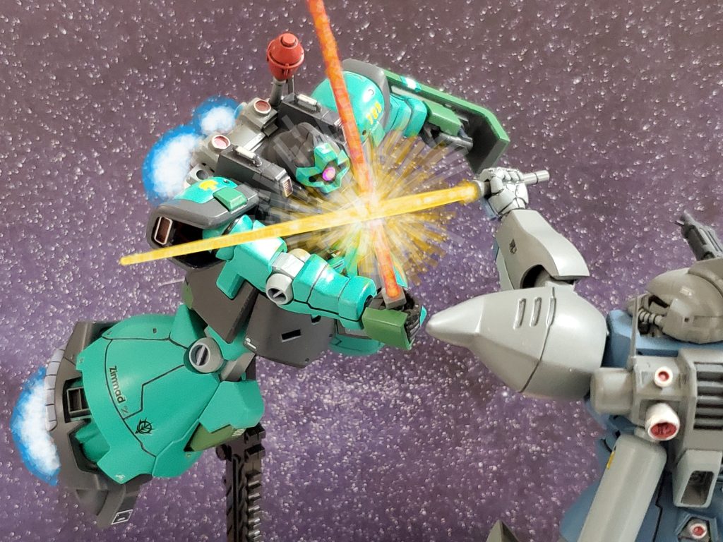 一年戦争時、ジョニー・ライデンやキリー・ギャレット少佐指揮する『FairyHeart隊』で多くの戦場を駆け巡り苦い敗北を経験してきたエマァ・ダイスは、仲間も救う事が出来る真のエースパイロットを目指し、バウアー中佐と数えきれない程の模擬戦を繰り返していた…👍️バウアー中佐は、MSパイロットとして日に日に成長するエマァ・ダイス少尉に確かな手応えを感じていた😌