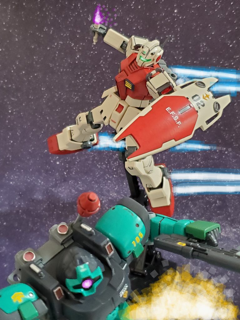 その時❕❕1機のジムがリック・ドムIIの後方を素早く取る❗間合いに入り込むと同時にビームサーベルが発光✨近距離で背後を完全に奪われたリック・ドムII😵万事休す~😱💦