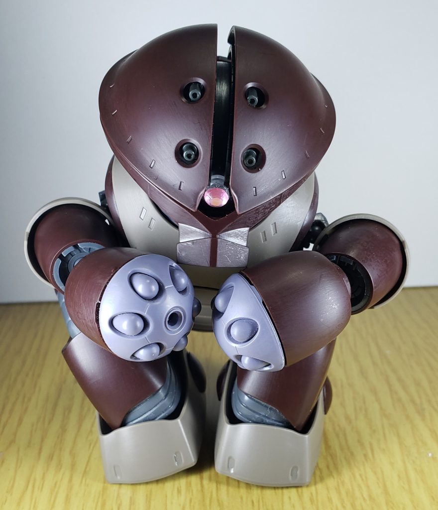 アッガイといえば体育座り、体育座りといえばアッガイ。動画を参考にして、体育座りできるように股関節を延長しました。ホビーベースのロールスイングジョイントで肩間接をさらに引き出せるようにしています。より自然な体育座りをここに再現。整形色が再現度高いので、無塗装&メラミンスポンジで色味を整えています。妻曰く「なんか哀愁漂ってる……」とのこと。