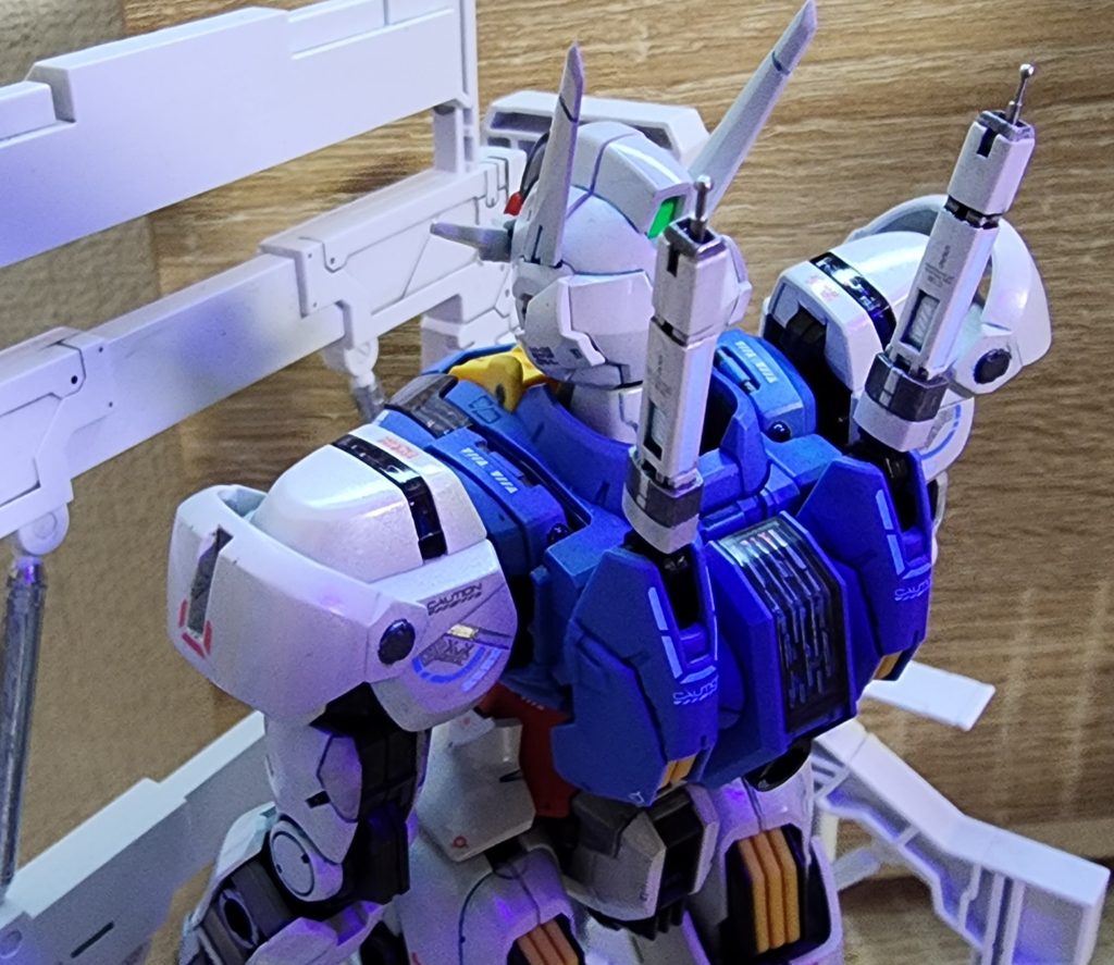 ビームサーベルも適当な余り物貼付してそれっぽく