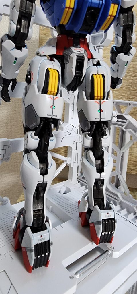 凹み部分にホイルシールをハサミ出切り出して横浜ガンダムイメージで貼付。