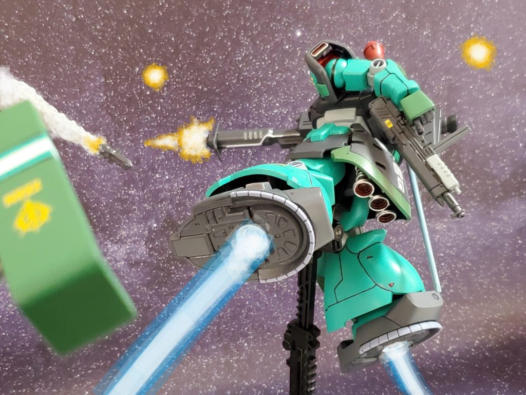 バウアー中佐に鍛えられたダイス少尉のリック・ドムIIは華麗に戦場を舞う💃✨ダイス少尉の戦いぶりにバウアー中佐は笑みをこぼす…😌🎶