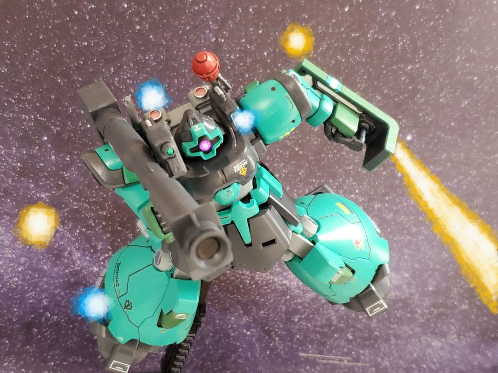 バウアー中佐は戦艦を狙うため、ダイス少尉にMS部隊を相手にするように指示❕ダイス少尉は景気の良い返事👍と共にスラスターを巧みに操作し、敵の攻撃を次々に回避🎶連邦MS部隊に接近していく😆✨