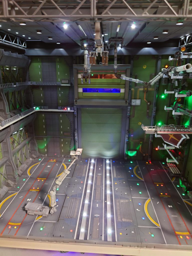 8〜9年前、1/100用の撮影用に作った格納庫的なものです。