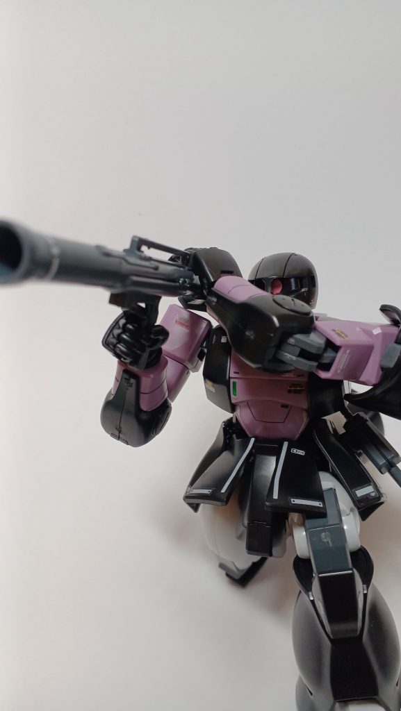 僕の中でバズーカを持ったザクと言えばこれですよ！これ！シンプルな構えで良い！