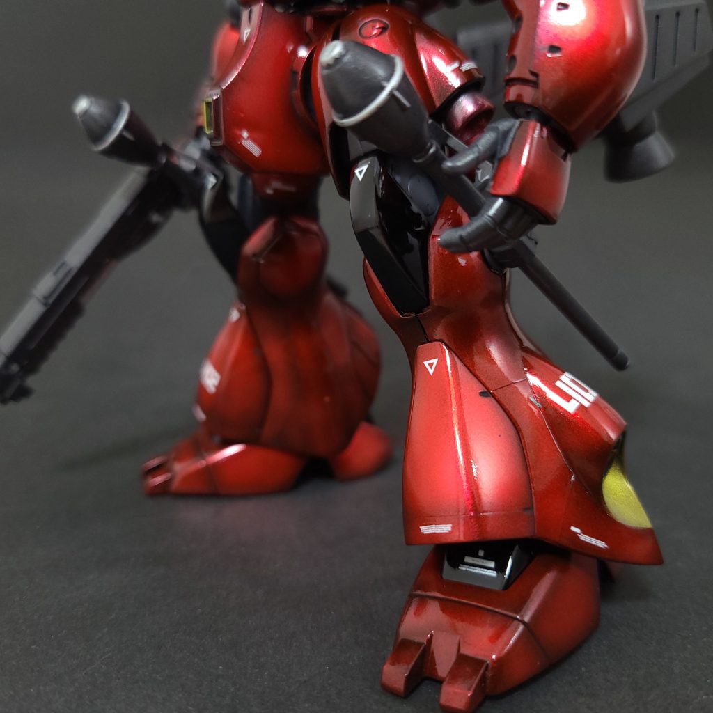 脚部のバーニアはマスキングで塗り分け