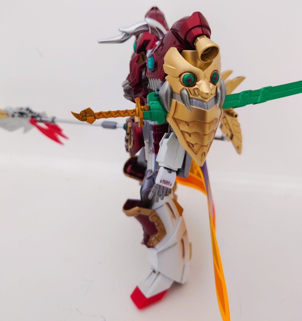 側面。左肩のアーマーには、刀を取付けてあります。