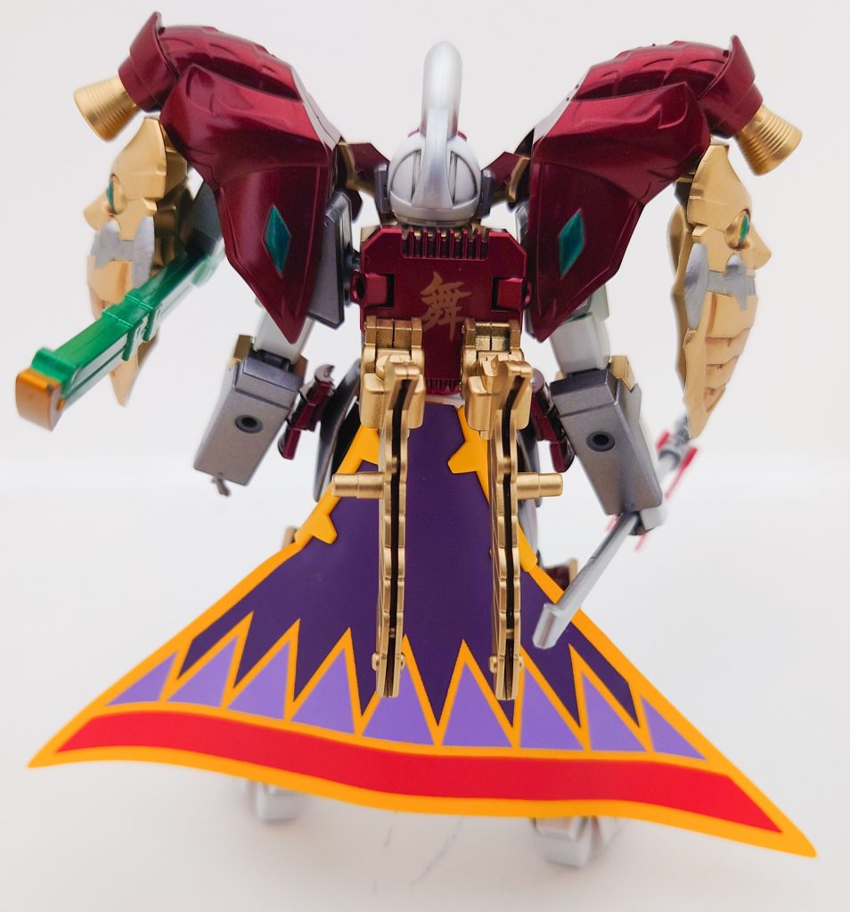 背面。ターンエーにはもともとリアスカートが無かったので、異国風のマントを腰につけてみました。