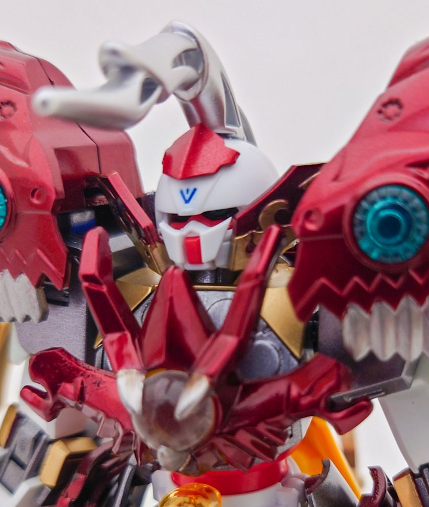 ターンエー特有のヒゲを武者で再現したくて色々と試行錯誤してみました。異質感を出すために、大き目の一本角を取付けてみました。