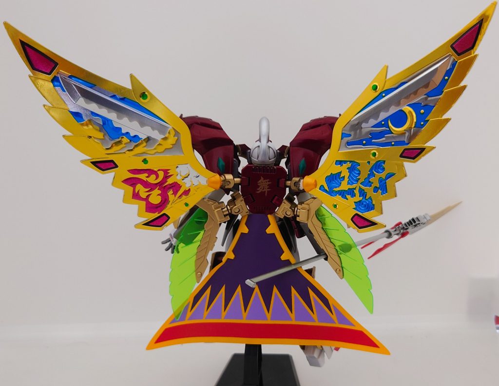 背面からの月光蝶です。ちなみに、羽を広げた状態になるとバックパックに「舞」の文字があります。蝶のように舞、蜂のように刺す!