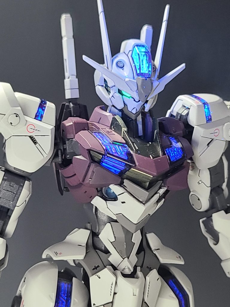 シェルユニットは普段赤色ですが、UVライトを当てたら青色に発光します。パーメットスコア6になることで赤色に変化した場面を再現しました。