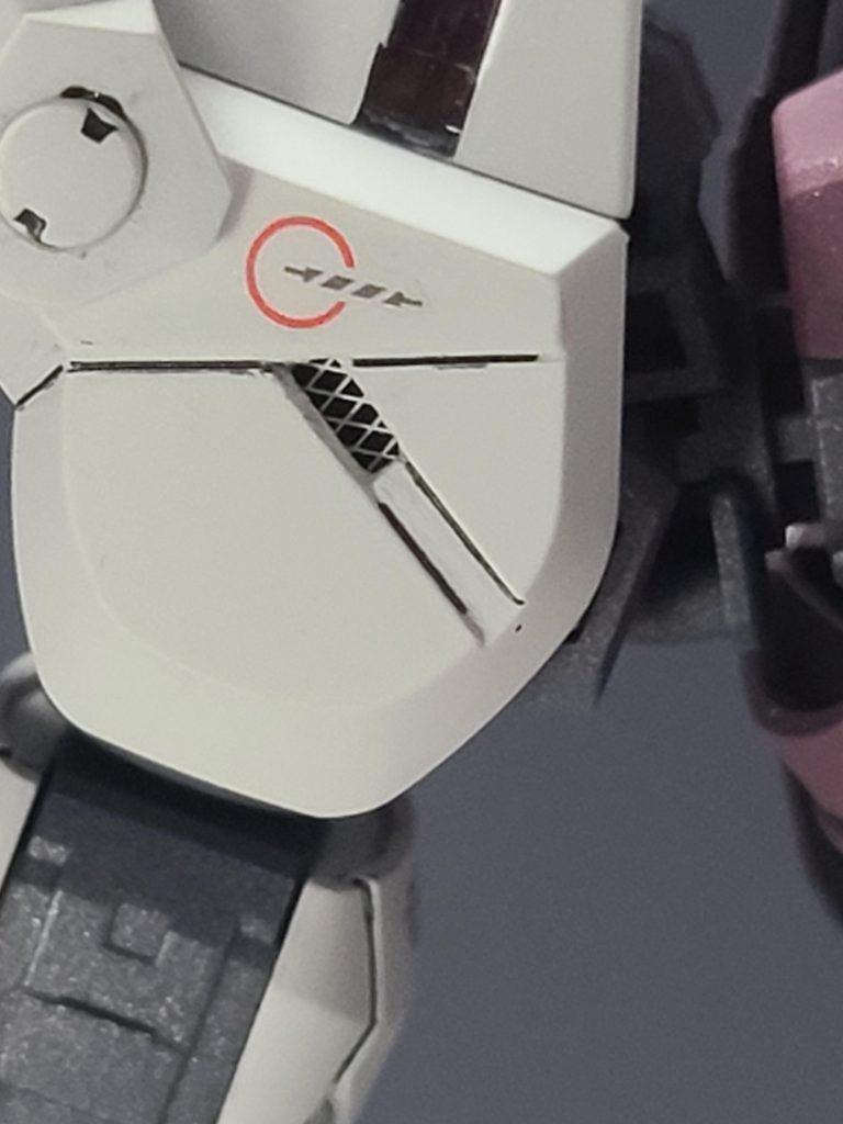 わかりにくいですが、複数箇所を切り抜き、ステンレスメッシュを貼りつけてディティールアップしています。写真にのせきれませんでしたが、膝裏の動力パイプをメッシュに変更したりもしています。