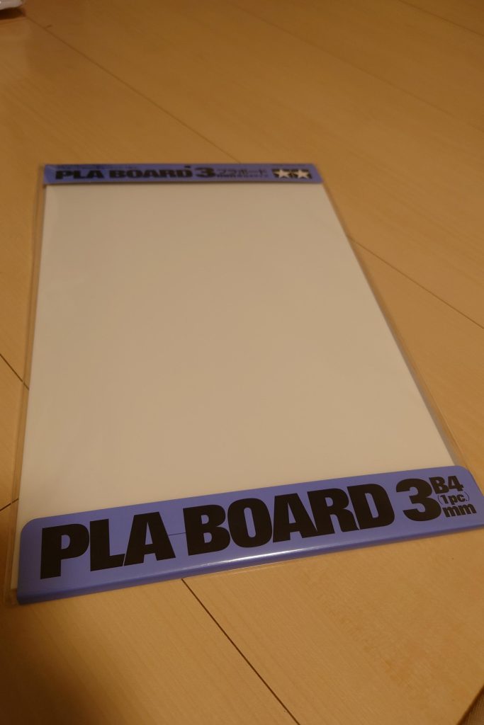 プラ板で土台を作る為にカッターで地道に切ってたんですけどこれが切るの大変で〜(；´Д｀)たまたま知り合いに電ノコを持ってた救世主がいたので本当に助かりましたわ((((*´ω`*))))