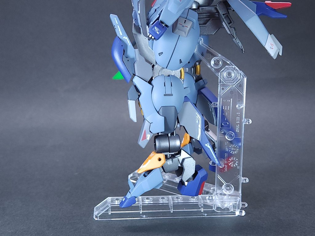 一番時間のかかった脚部。脛のパネルをオープンハッチ状態にして放熱板を中に追加してます。