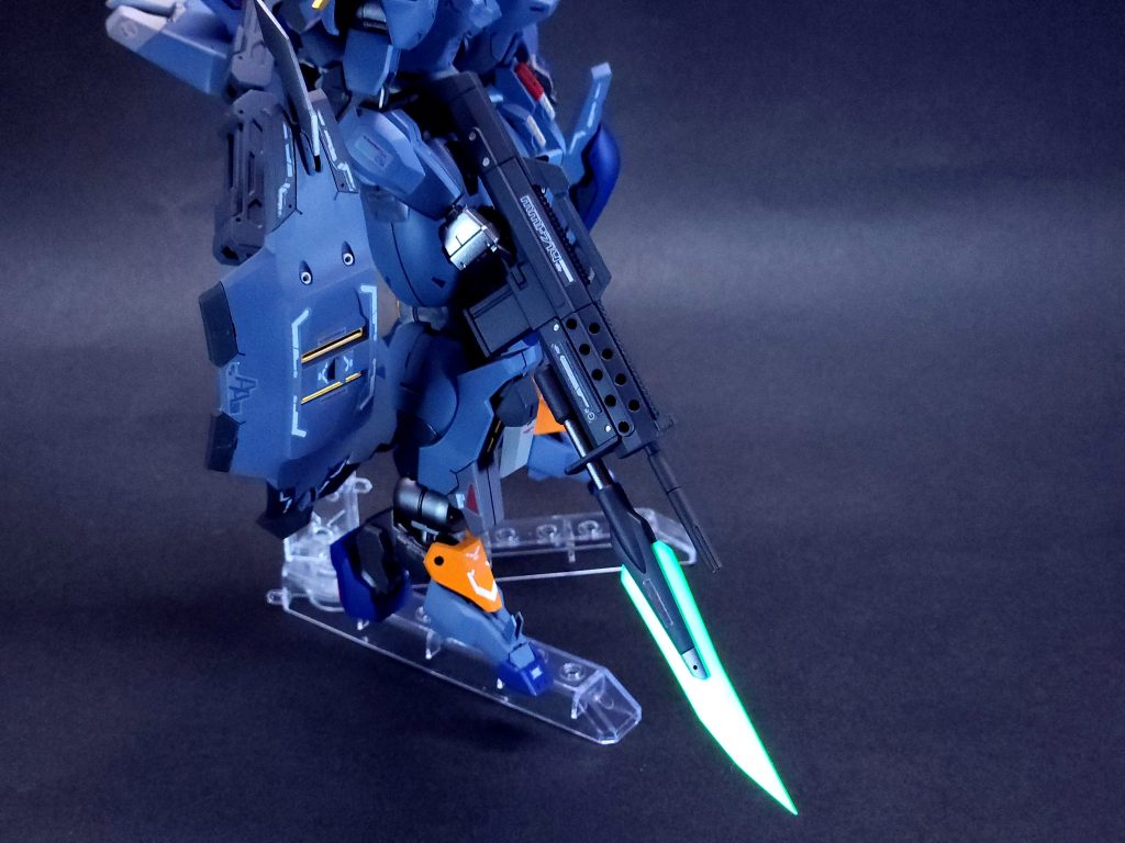 某不人気プラモから拝借したマシンガン。私的には大好きなデザインです。そのままだとつまらないと思い、ビーム銃剣を追加して突撃銃に