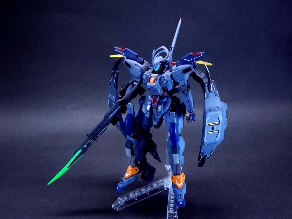 遠隔操作武器は排除し、近接～中距離での戦闘能力に重点をおいて改修。特徴的な2枚の盾は肩ではなくバックパックに装備されたサブアームに装着。盾にはブレードを装備し、相手に組み付くような攻撃も可能。