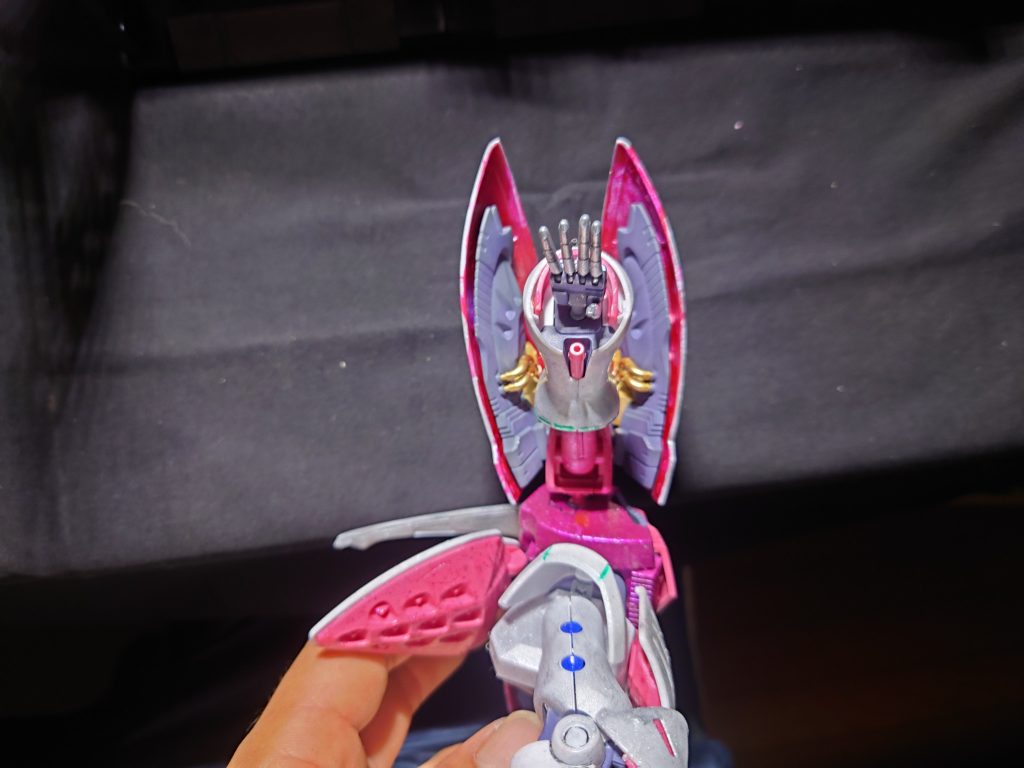 関節部はガンマカのメカグレーにつや消し重ね。肩アーマーはシルバー下地に赤マニキュアを、くぼみにノーマルゴールドを塗りました。配管部分はイエローゴールド塗装。指はバラして個別稼働にしてあります。