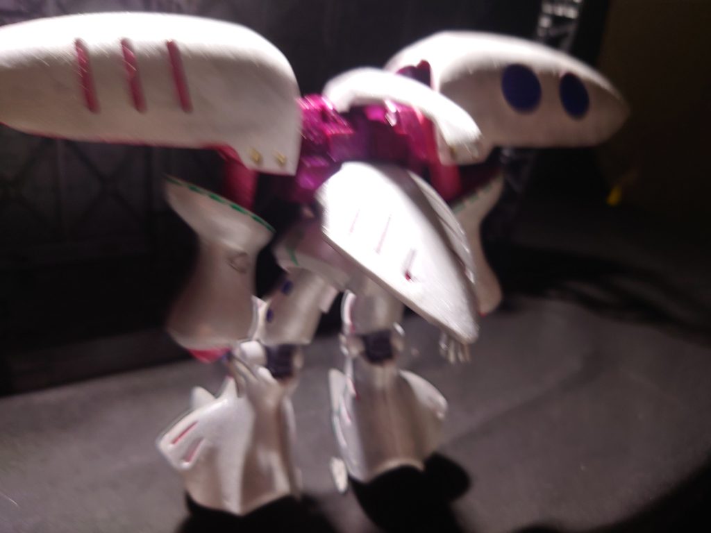 白部分は下地にシャインシルバーの上からニューホワイト。そこから更に100均ジェルネイルのベーストップ兼用コート→パーティーホワイト→BTで仕上げました。シルバーが滲んで大理石調になっているのと、肉眼で見るとPホワイトがキラキラしててお気に入りです。