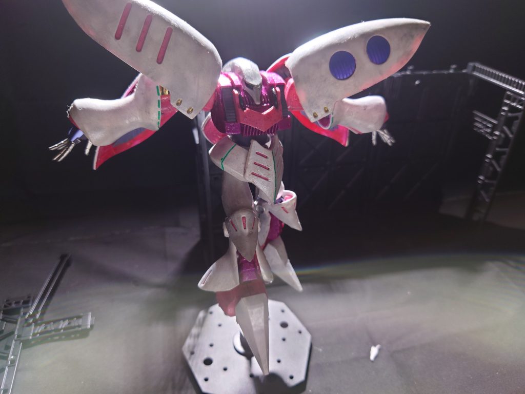 胸部はマニキュア・パールカシス。青もコバルトのマニキュア。