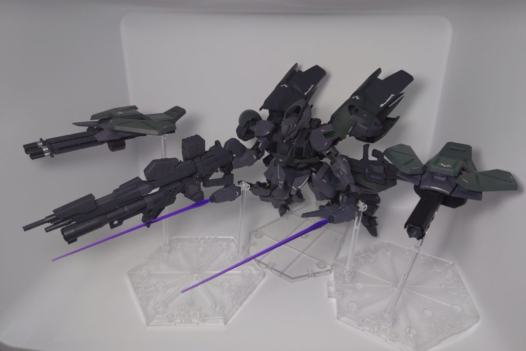 武装展開アンビカーは両装甲を展開して広げれるので動きも付けれますしシールドとしても大きく見せることが出来ます。高機動な雰囲気はブースターのおかげで出せてそうですが強襲…感は武装を盛ったことで感じてもらえると嬉しかったりします…！