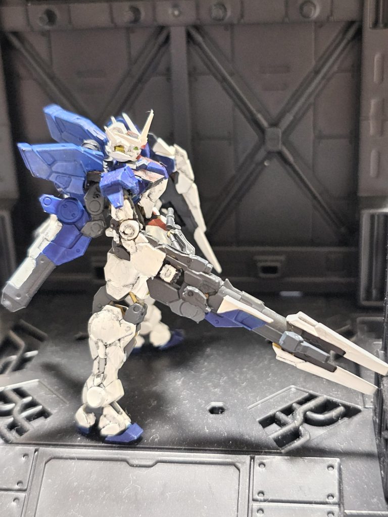 ビームライフルはアーティファクトのパーツを組み合わせて製作。ビームライフルにエスカッシャンがついている状態ですがシールドも製作するために本来のリビルドよりエスカッシャンの数多くなってます。
