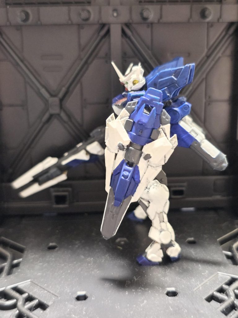 シールドはオーライザーのパーツをベースに他のアーティファクトのパーツを組み合わせて製作。色はファレホ、クリアブルー、ホワイト、ダークグレーで塗装しています。
