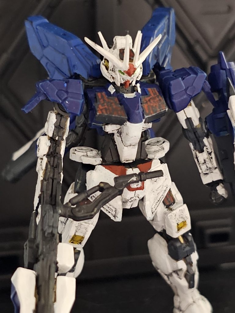 顔部分はOOのブレードアンテナにプラ板で工作しています。ほぼほぼアーティファクトのパーツですが胸部のパーメット部分とブレードアンテナのみプラ板となってます。