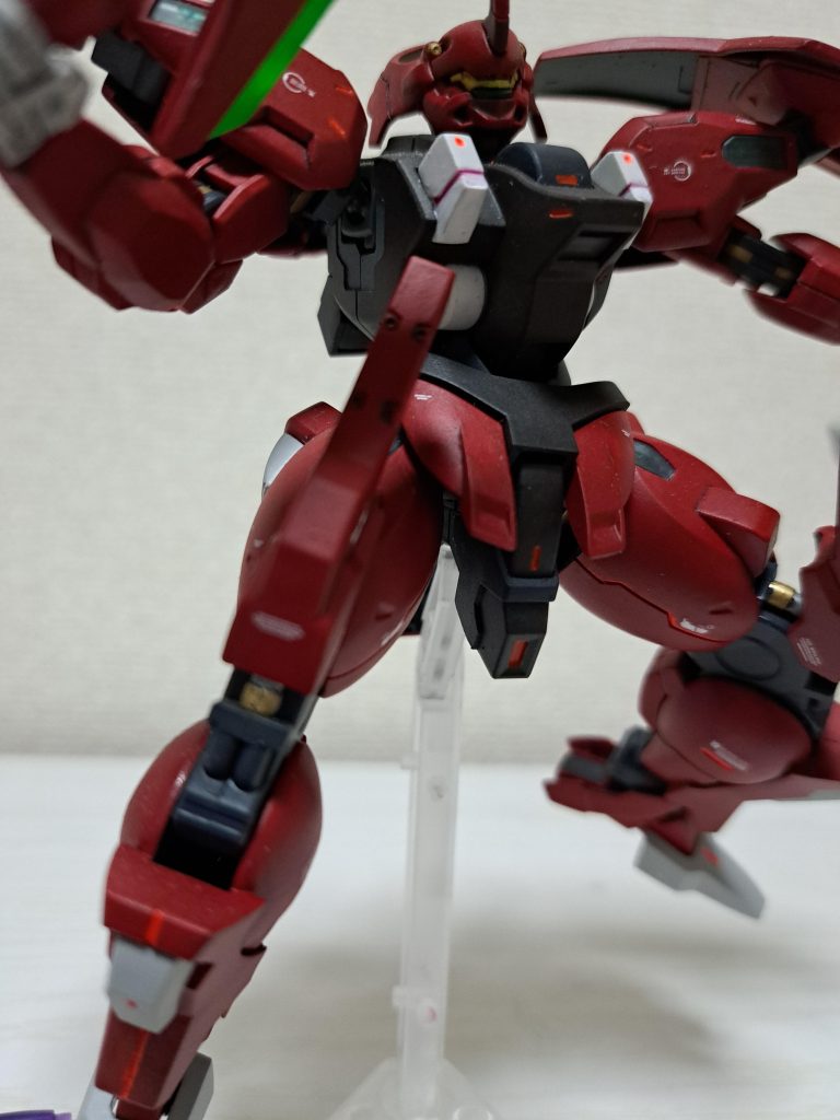 関節にはゴールド、クリアは半光沢作りやすいキットでした。普段合わせ目処理とか苦手ですし せっかく蛍光ワンポイントしたのに その写真撮ろうとしたら上手く撮れなくて 上手く撮れたら少しはカッコよく見えるかと思ったのに また色々練習して投稿します。見ていただきありがとうございました。