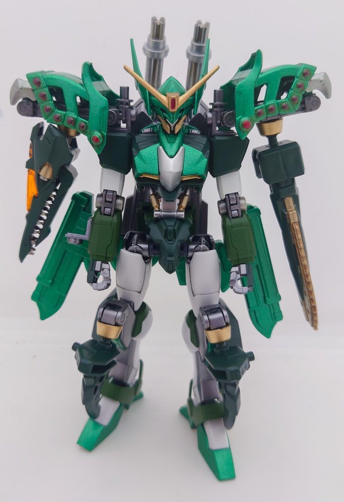 正面。ワニのイメージから全体的に緑のカラーリングに仕上げております。全体のフォルムがヒロイックな感じになっているのがお気に入りポイントです。