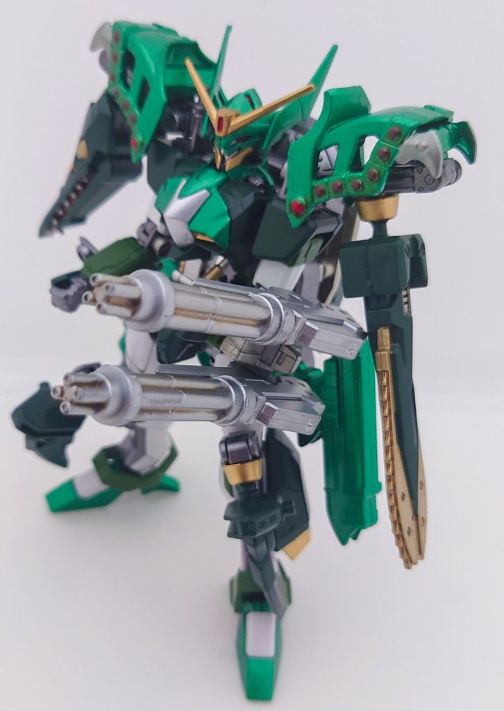 武器その1。ガトリング装備。大好物のガトリングをこの機体にも装備させています。通常時は、背面のバックパックに装備しており、使用時は左腕に装備させることができます。