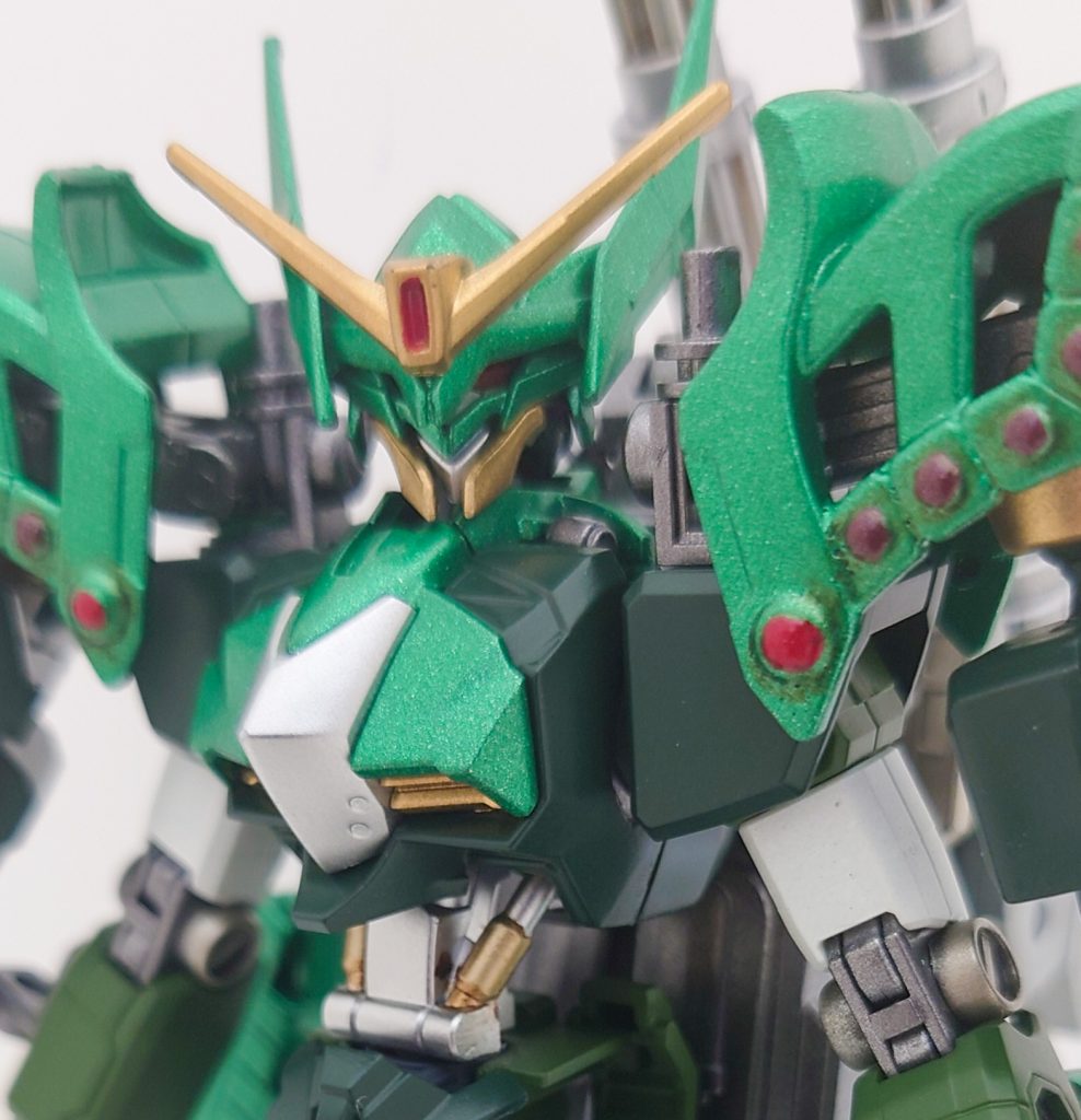フェイス。ヘッドパーツはガンダムグレモリーを流用しており、ブレードアンテナを新規で追加してみました。カラーリングで一気に印象が変わって、ヒロイックな感じに仕上がりました。