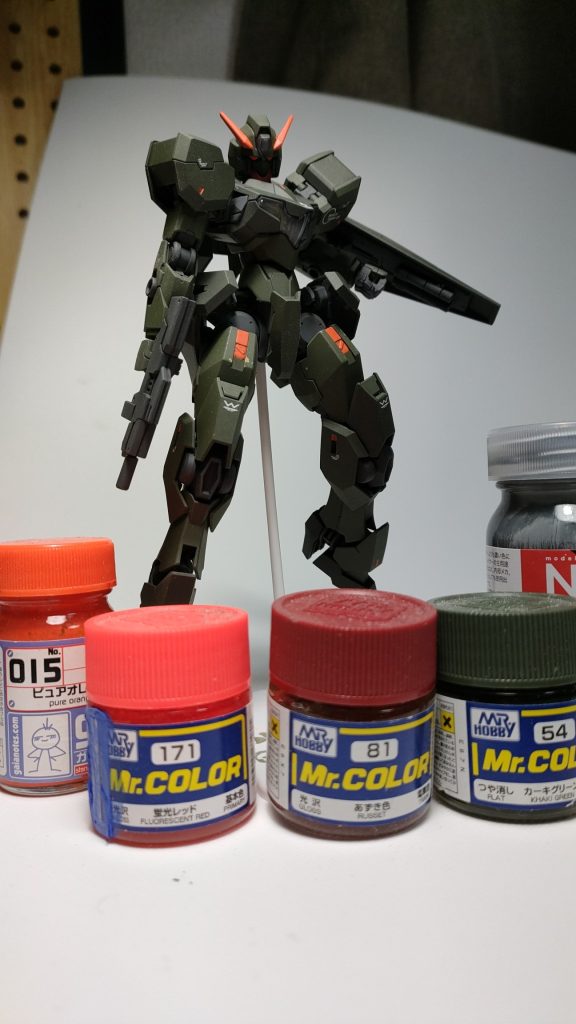 一応色メモ全面下地はメカサフスーパーヘビーフレーム、武器はそのままメカサフで。緑部分は上からカーキグリーン濃い部分には少量の黒混ぜるオレンジ部分はピュアオレンジアゴの赤はあずき色目はピュアオレンジの上から蛍光レッドとりあえず完成として、ウォッシング？汚しの練習もしたいですねでもセンスが無いからなぁ〜ではまた