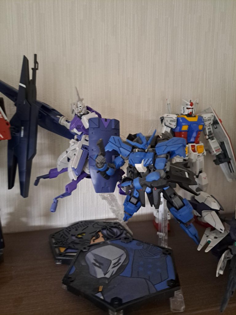 ガエリオ搭乗機2機でパシャリ📸キマリストルーパーもガンスタ初投稿前の鉄血放送当時に簡単に組んだものです。下の台座も当時作りかけたヴィダール台座です。