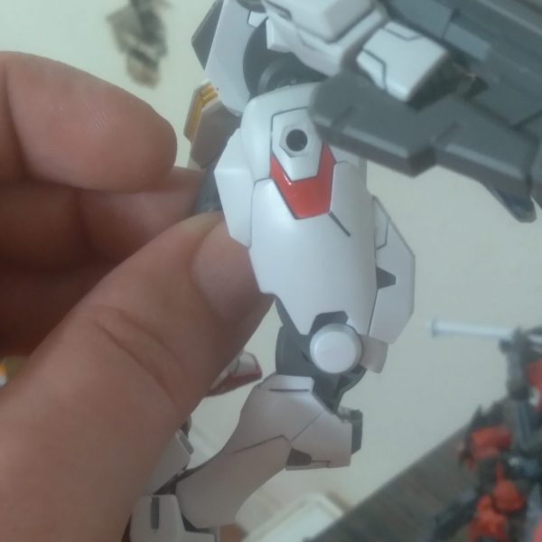 Painted some red on the legs for some color distribution. Also, I saw a video where the builder changed the hip connectors on the Aerial to make the legs just a bit longer. I did it and it worked!! I can't really tell much of a difference, honestly （1枚目）