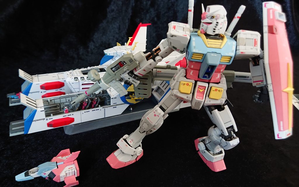 rgガンダム(1/144)と付属するコアブースター。今回のおまけのガンダム(1/1700)はコアブースターに乗れそうなぐらい小さい😁ネットや本サイトでみましたが、皆さん器用に塗りますね。うちはこれが限界!最後までお付き合い頂き、感謝です。有難うございます!