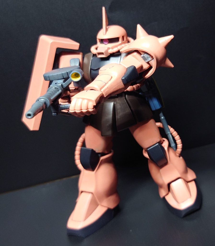 シャア専用ピンクが、結構ピンクですね。説明書の作例と比べると色味、全然違いますが、自分はこの色の方がシャア専用ザクは好きですね!