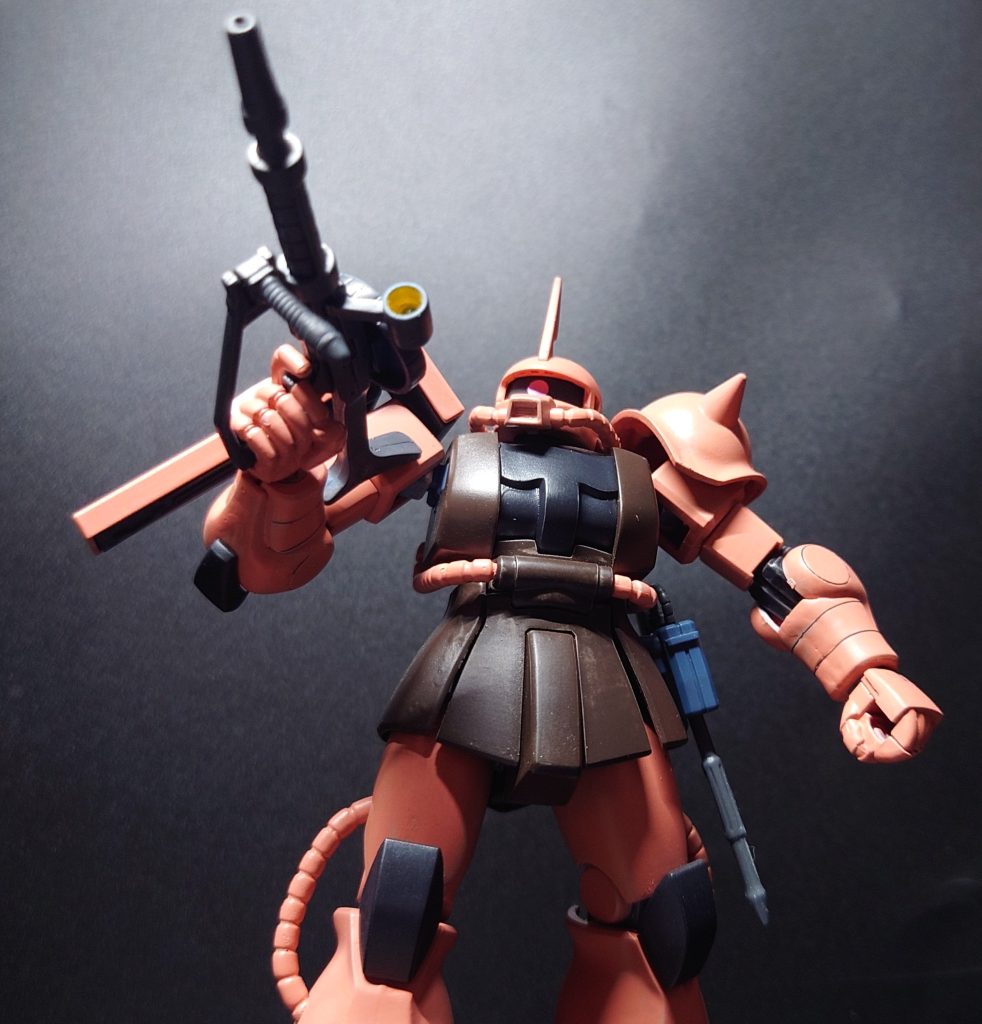 モノアイは、TB版量産型ザクのシールを貼っております。モノアイ改造にも、挑戦しようと思いましたが道具を調達しないといけないので今回は見送りました。シールですけど、結構決まっててお気に入りです。