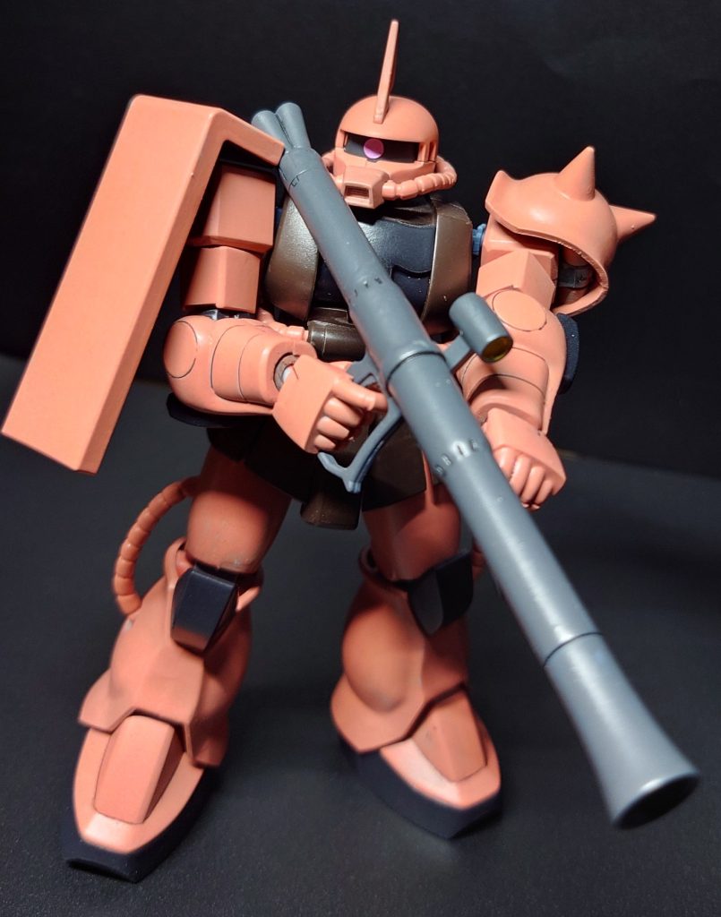 最初は、RGのシャア専用ザクのデカールを貼ろうと思ってましたが古いキットで、レトロ感を感じて貼らないでおきました。rivaibu版は、デカール貼って差別しようとおもってます。